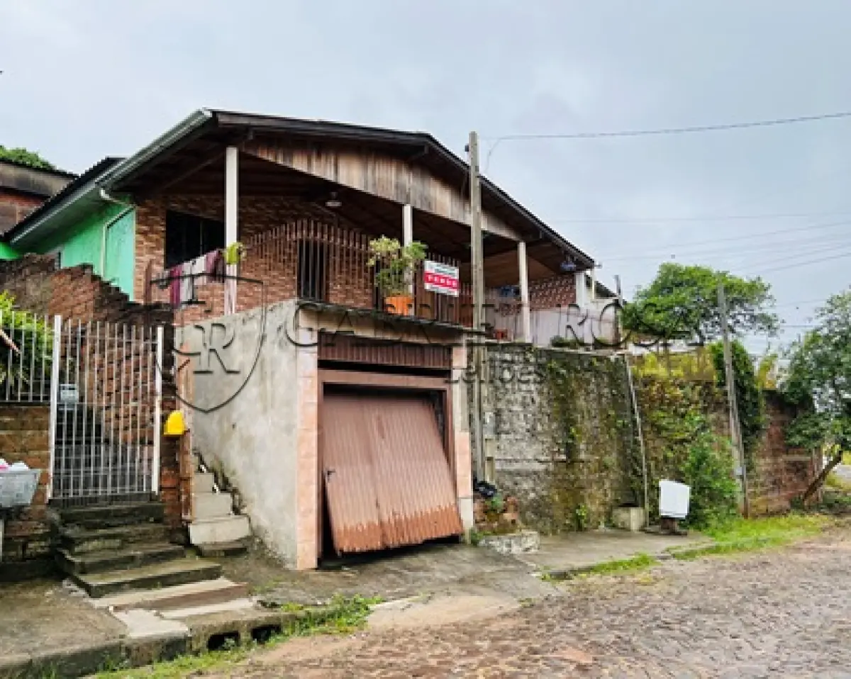 LOTE 009 - UM TERRENO, SITUADO NA ZONA ESPECIAL DE INTERESSE SOCIAL 2 (ZEIS 2), BAIRRO RINCÃO DOS ILHÉUS EM ESTÂNCIA VELHA - RS, COMPOSTO DO LOTE 05 DA QUADRA N DO LOTEAMENTO ALTO DA COLINA,  COM UMA RESIDENCIA DE ALVENARIA COM A ÁREA DE 24,30M2, NA RUA MARIA JULIA TREIN Nº 15.
