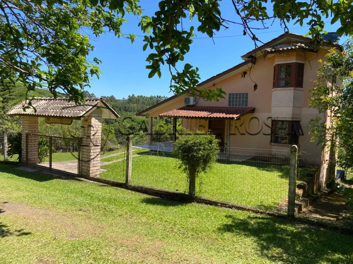 LOTE 002 - Terreno rural (sítio) com área de 4.200,00 M², dentro de um todo maior com 18ha aproximadamente, situado na "Fazenda Conceição" distrito de Ipiranga, na Rua Bem-te-vi do Condomínio Bela Vista, cidade de Gravataí/RS. Matrícula nº 39.944 do Registro de Imóveis de Gravataí/RS. No referido imóvel existe uma construção em alvenaria não averbada.