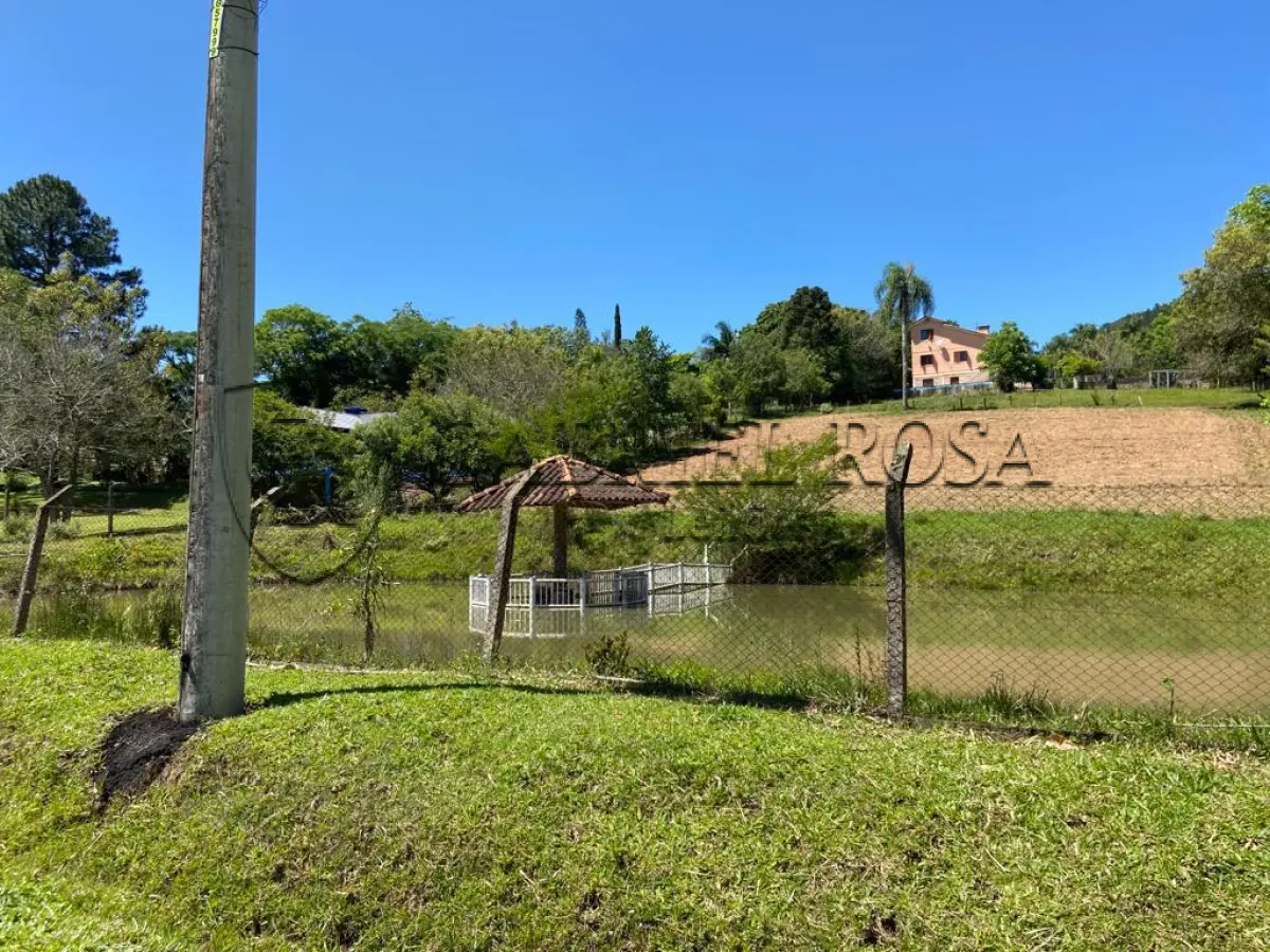 LOTE 002 - Terreno rural (sítio) com área de 4.200,00 M², dentro de um todo maior com 18ha aproximadamente, situado na "Fazenda Conceição" distrito de Ipiranga, na Rua Bem-te-vi do Condomínio Bela Vista, cidade de Gravataí/RS. Matrícula nº 39.944 do Registro de Imóveis de Gravataí/RS. No referido imóvel existe uma construção em alvenaria não averbada.