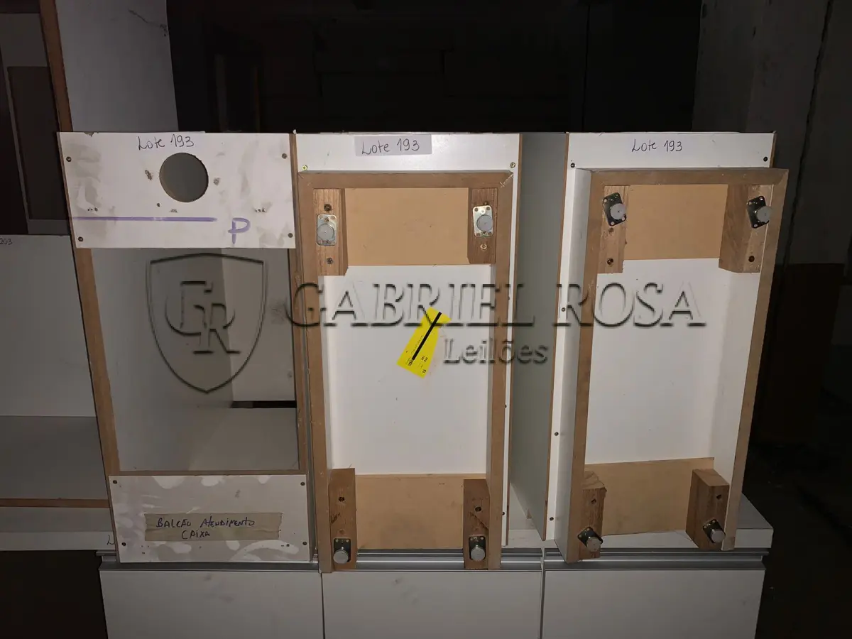 LOTE 193 - Móveis usados