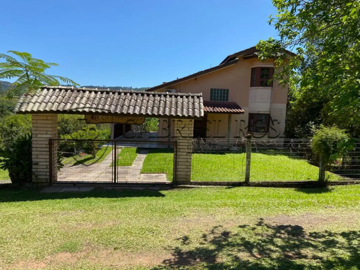 LOTE 002 - Terreno rural (sítio) com área de 4.200,00 M², dentro de um todo maior com 18ha aproximadamente, situado na "Fazenda Conceição" distrito de Ipiranga, na Rua Bem-te-vi do Condomínio Bela Vista, cidade de Gravataí/RS. Matrícula nº 39.944 do Registro de Imóveis de Gravataí/RS. No referido imóvel existe uma construção em alvenaria não averbada.