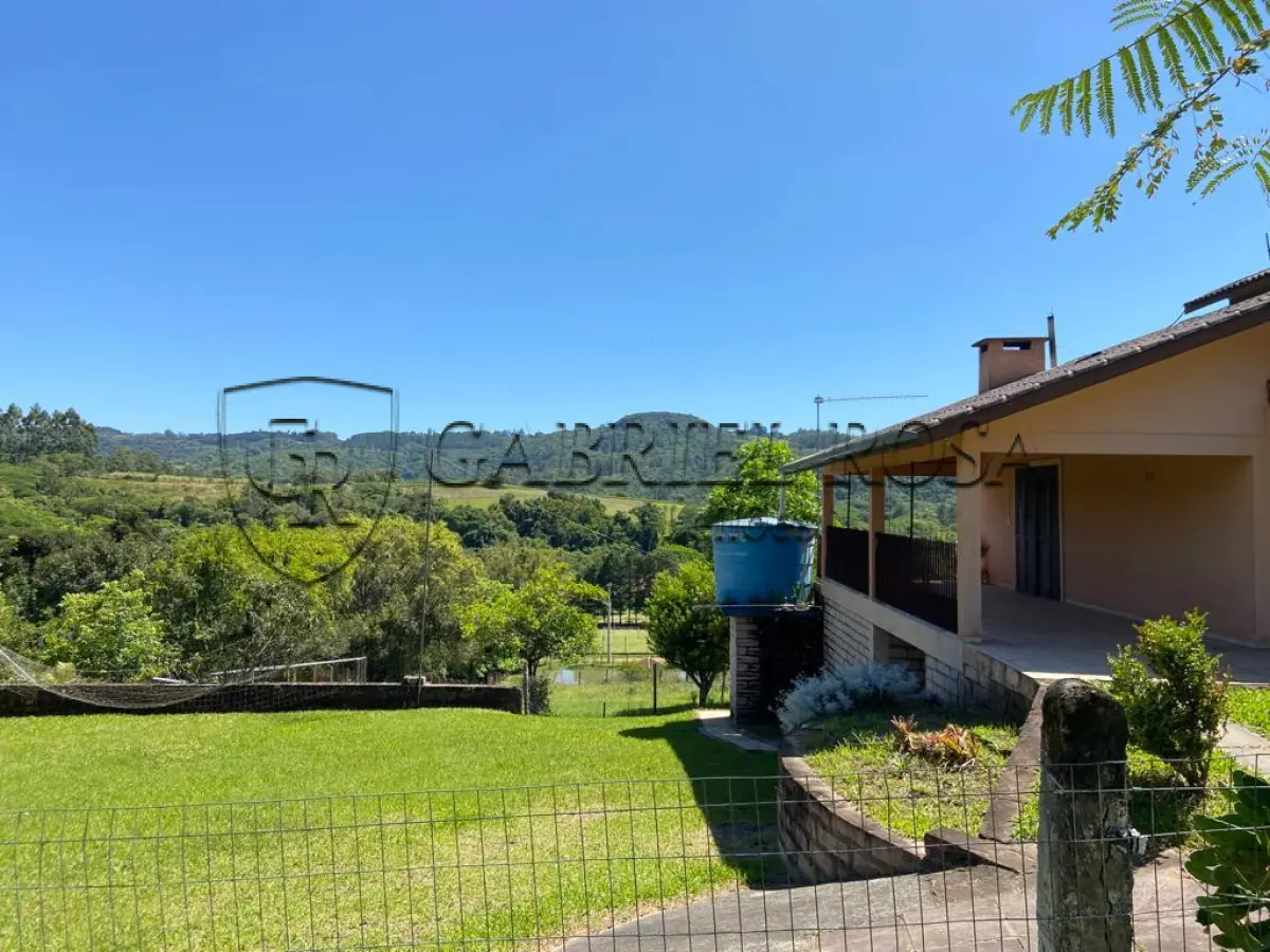 LOTE 002 - Terreno rural (sítio) com área de 4.200,00 M², dentro de um todo maior com 18ha aproximadamente, situado na "Fazenda Conceição" distrito de Ipiranga, na Rua Bem-te-vi do Condomínio Bela Vista, cidade de Gravataí/RS. Matrícula nº 39.944 do Registro de Imóveis de Gravataí/RS. No referido imóvel existe uma construção em alvenaria não averbada.