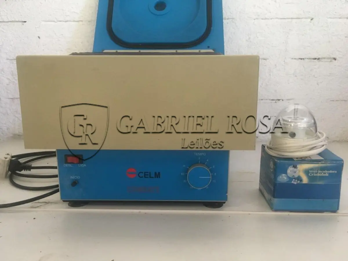 LOTE 004 - Centrífuga Analógica, Mini incubadora