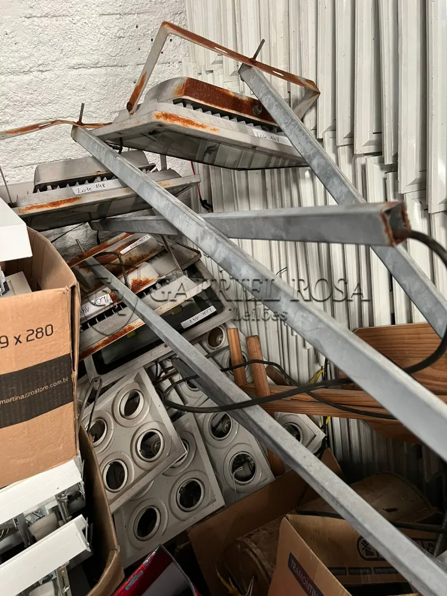 LOTE 148 - Refletores e luminárias