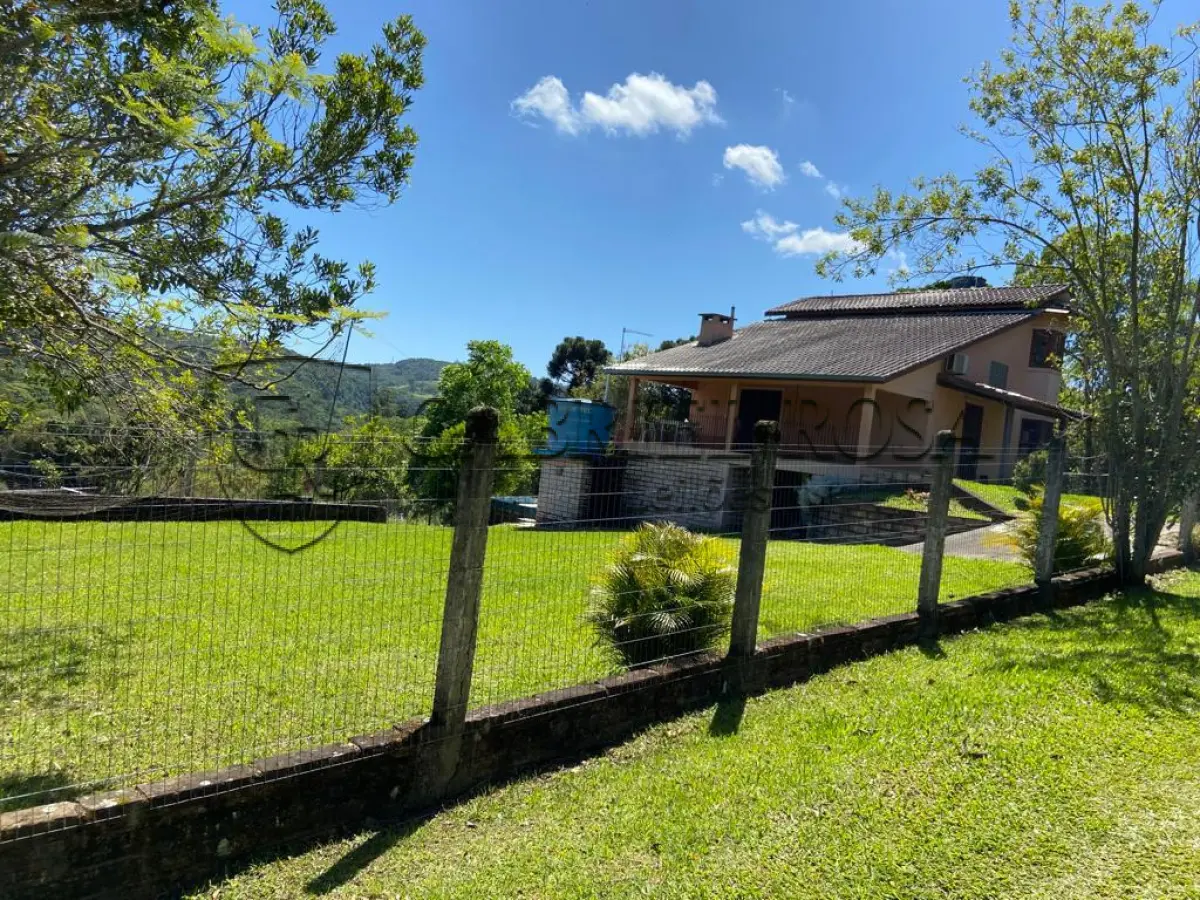 LOTE 002 - Terreno rural (sítio) com área de 4.200,00 M², dentro de um todo maior com 18ha aproximadamente, situado na "Fazenda Conceição" distrito de Ipiranga, na Rua Bem-te-vi do Condomínio Bela Vista, cidade de Gravataí/RS. Matrícula nº 39.944 do Registro de Imóveis de Gravataí/RS. No referido imóvel existe uma construção em alvenaria não averbada.