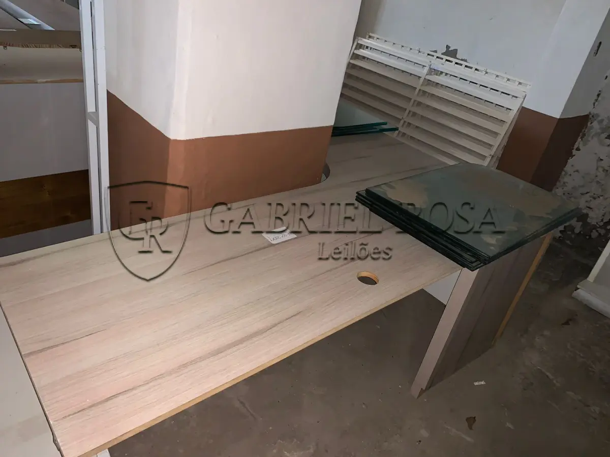 LOTE 207 - Móveis