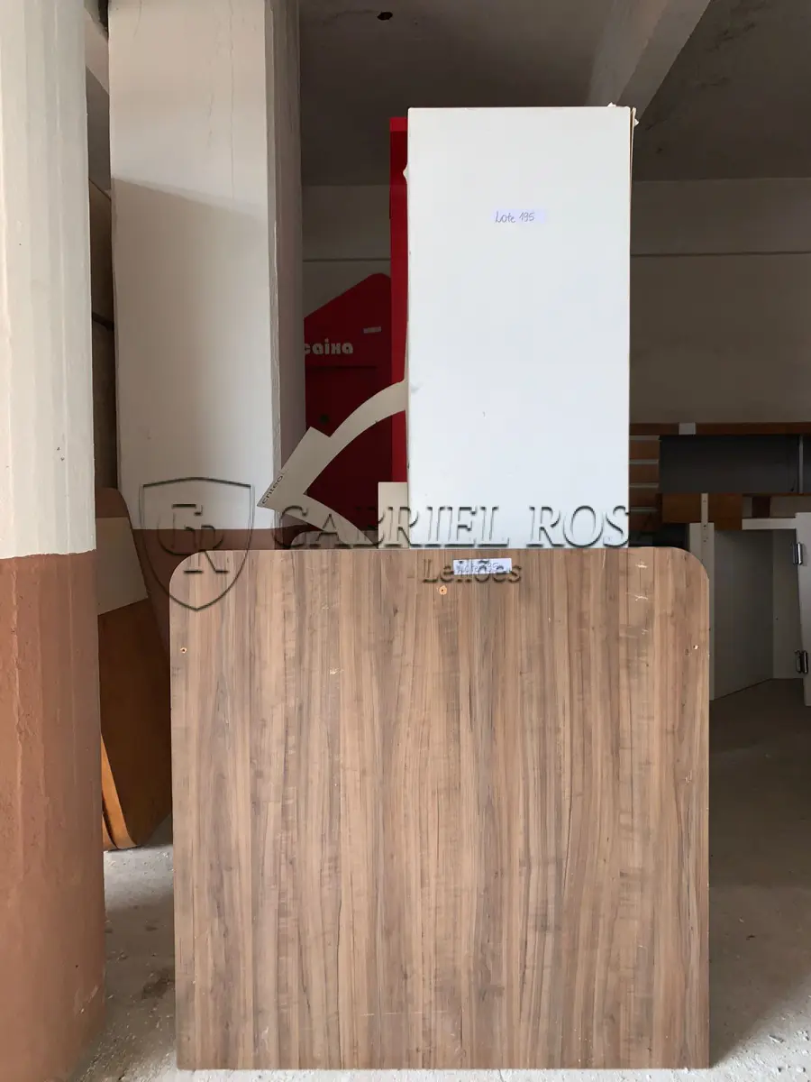 LOTE 195 - Móveis usados