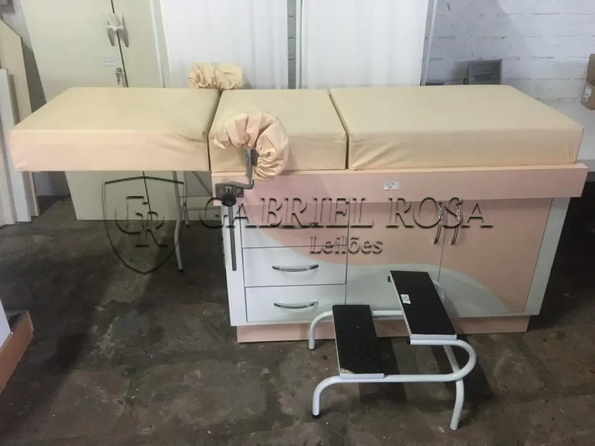 LOTE 014 - Móveis usados entre outros