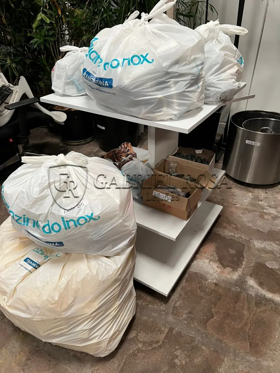 LOTE 175 - Materiais diversos para construção, elétrica, hidráulica, móveis