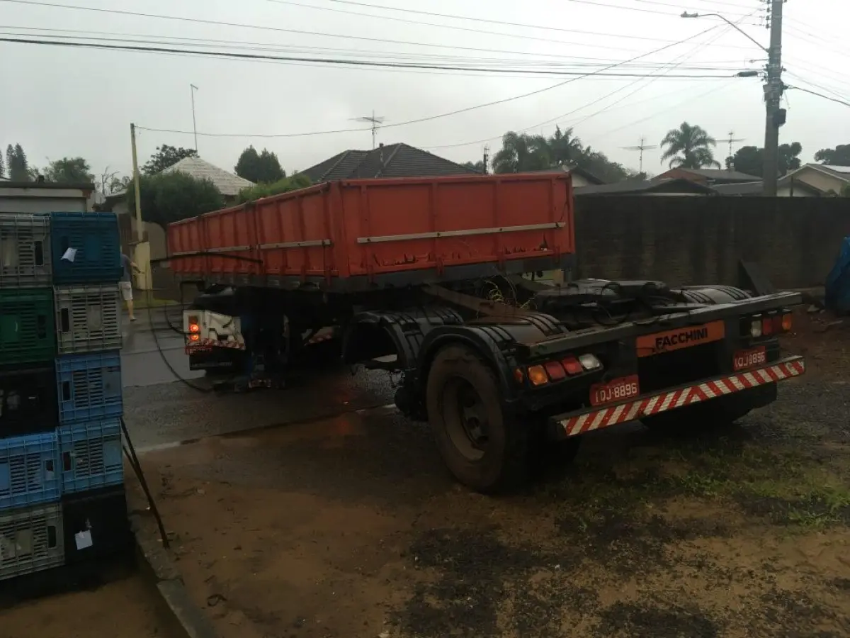 LOTE 002 - 02 Semi-reboque Marca SR, Modelo Facchini SRF RT, Ano 2009, Cor Vermelha, Placas IQJ8896 e  IQJ8909