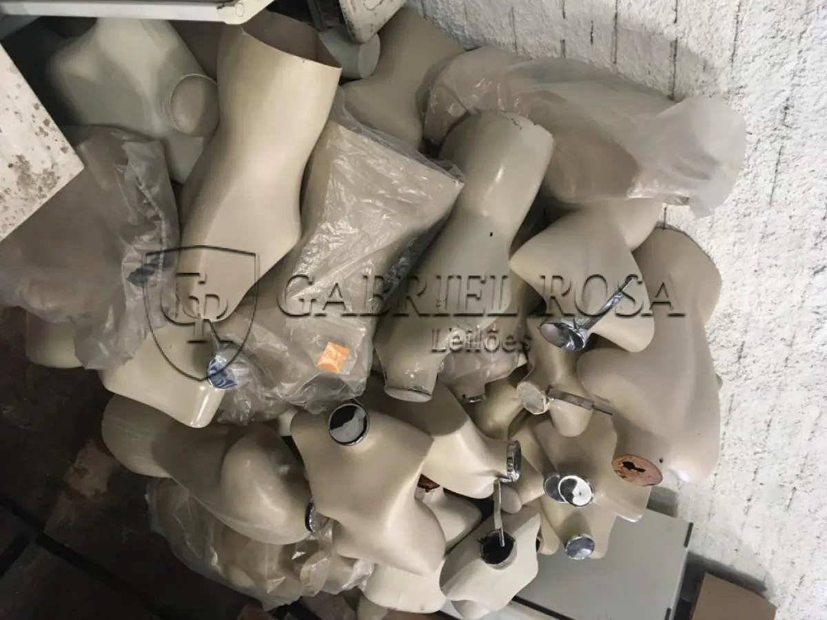 LOTE 008 - Cabides(699 un), Manequins(74 un) e outros