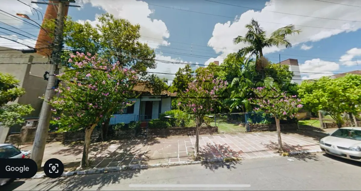 LOTE 009 - Uma casa de construção mista com área de 110,50 m² e o respectivo terreno com área superficial de 1.056,00 m², localizado na Rua Theodomiro Porto da Fonseca, nº 153, Bairro Centro, Estância Velha/RS. Registrado sob matrícula 10.316