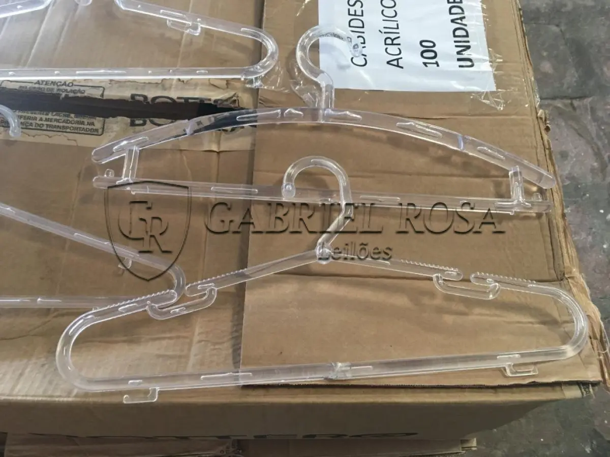 LOTE 008 - Cabides(699 un), Manequins(74 un) e outros