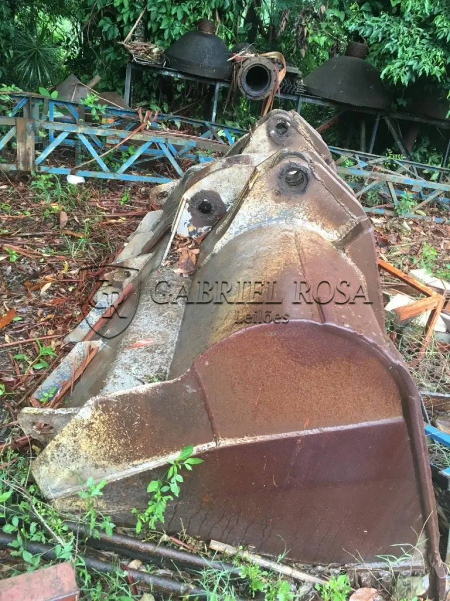 LOTE 088 - CAÇAMBA ESCAVADEIRA FH 200 E CARREGADEIRA VOLVO L120