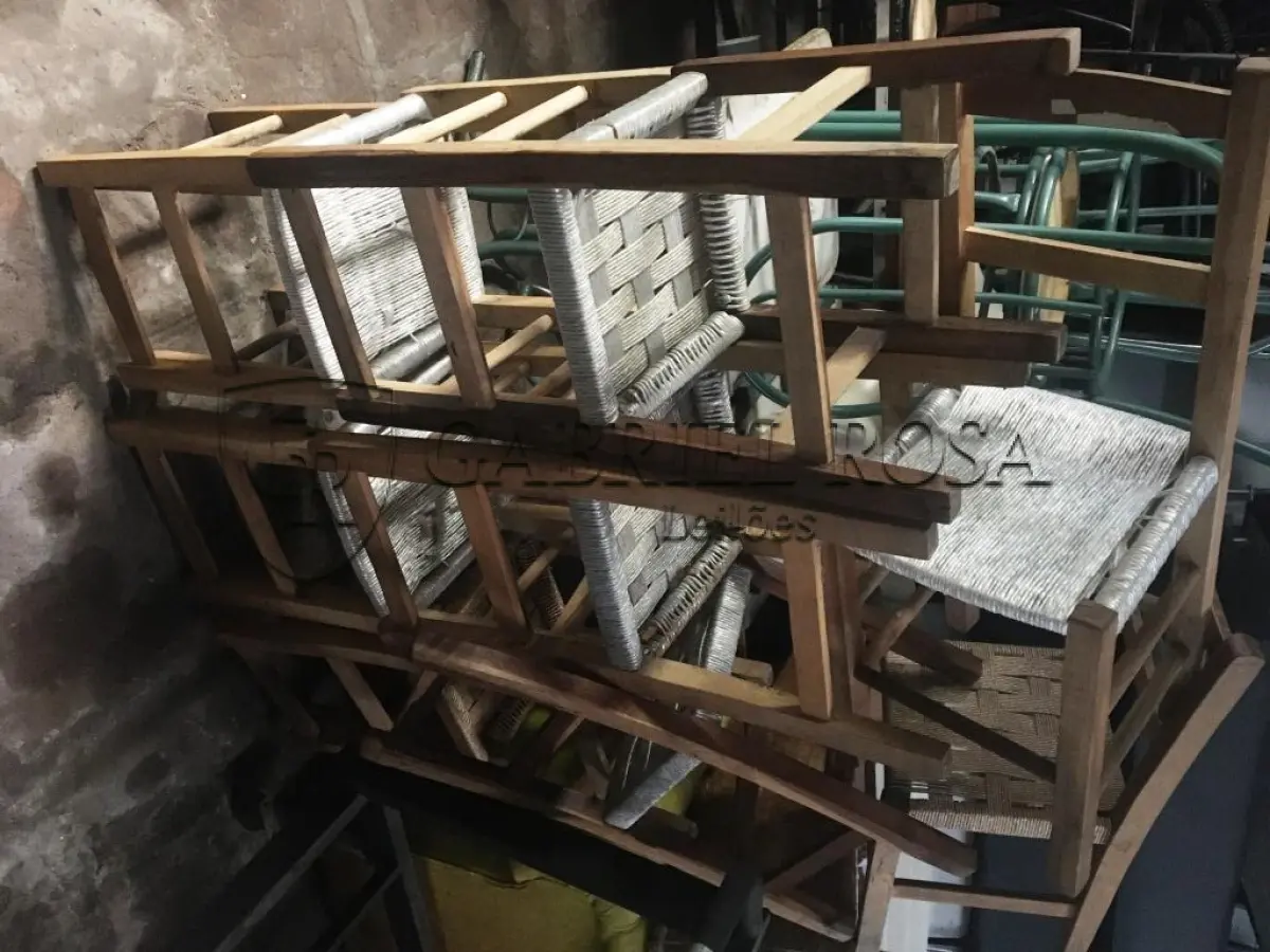 LOTE 010 - Cadeiras de madeira( 13 un )