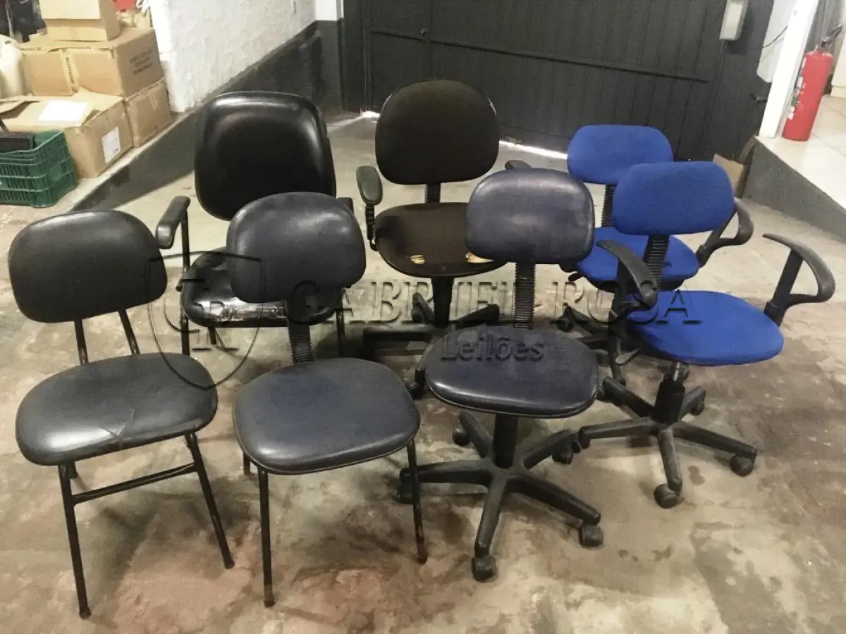 LOTE 012 - Cadeiras modelos diversos( 20 un )