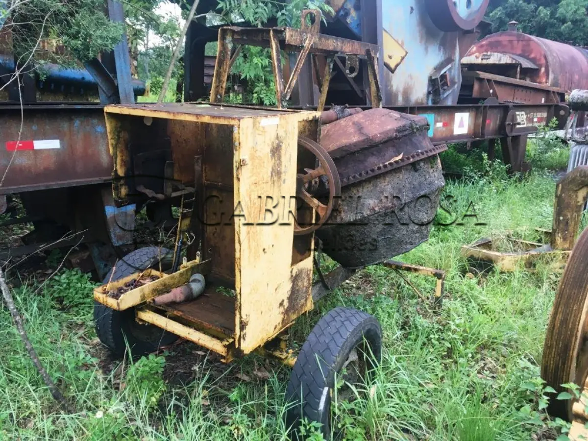 LOTE 034 - BETONEIRA ELÉTRICA 580 L AUTO CARREGAVEL (Ref.: SB 97)