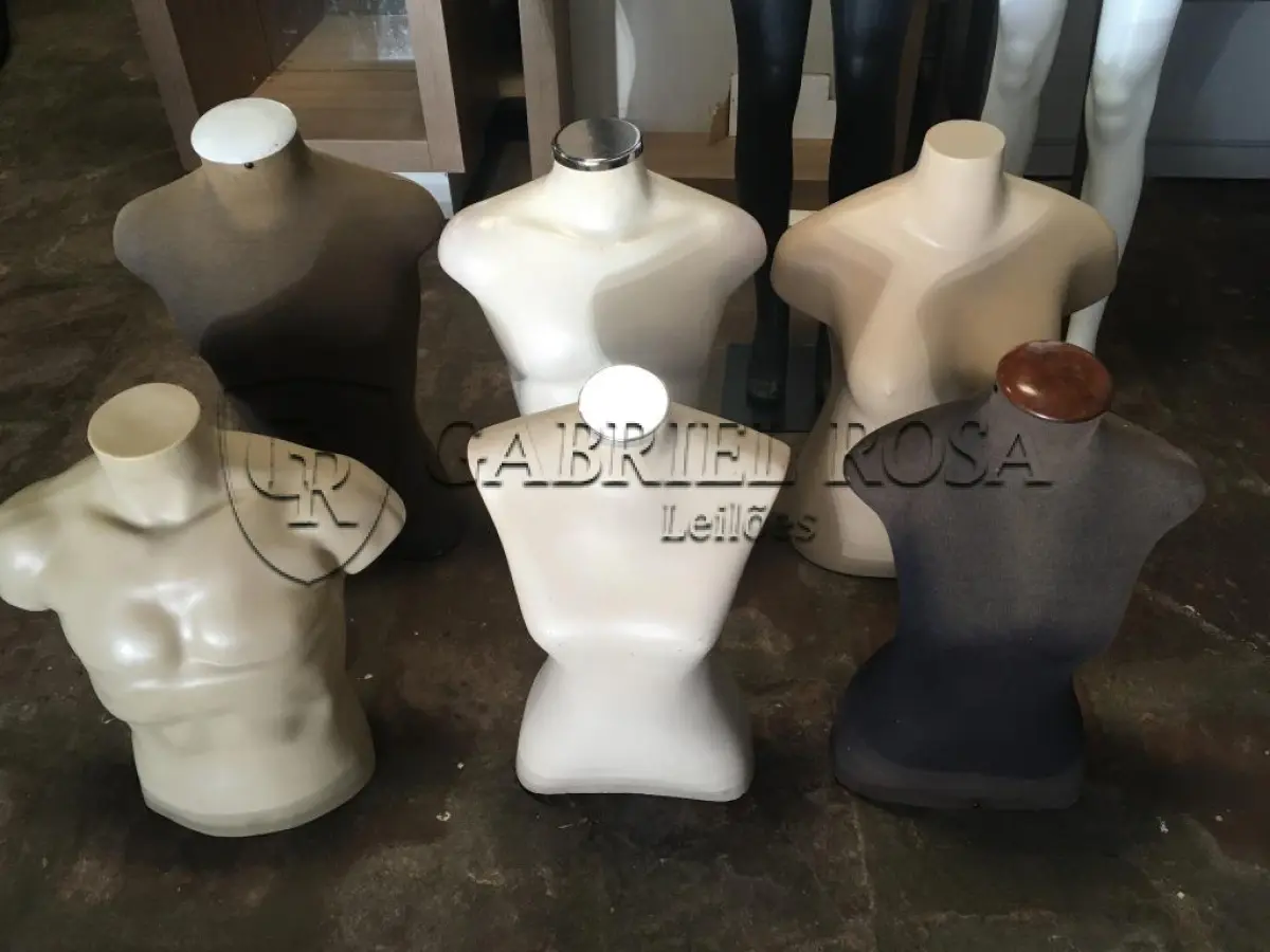 LOTE 008 - Cabides(699 un), Manequins(74 un) e outros