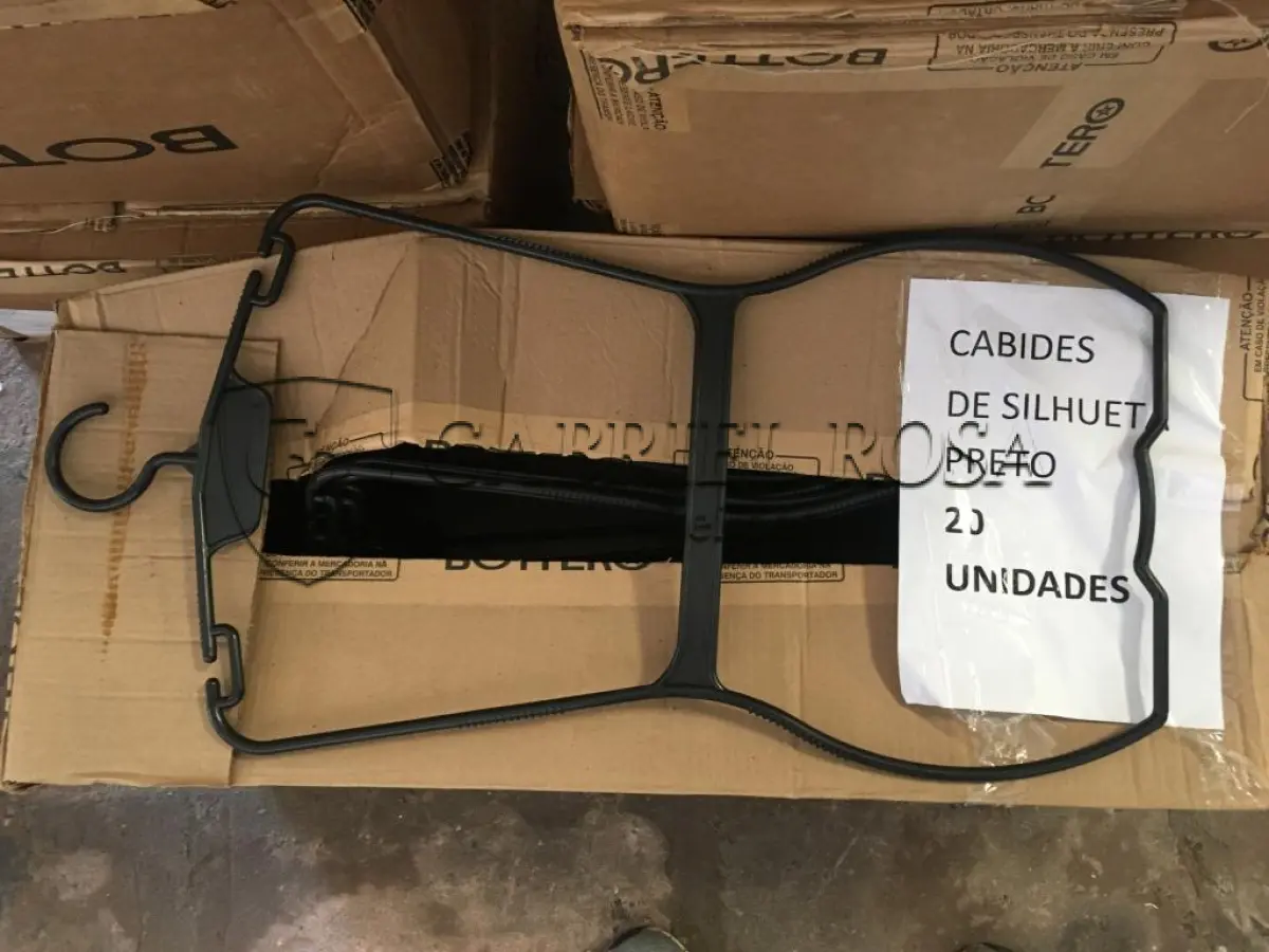 LOTE 008 - Cabides(699 un), Manequins(74 un) e outros