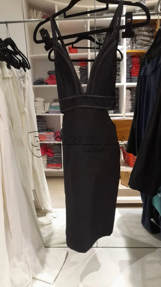 LOTE 001 - Calças Femininas, Bermudas Femininas, Blusões e Blusas de Lã,  Toucas, Camisas Femininas, Camisas Femininas Manga Longa, Macacão Feminino, Saias Femininas, Vestidos Femininos, Biquinis, Maiôs, Jaquetas de Couro Sintético, Jaqueta de  Brim Feminina, Casaco de Lã Feminino, Casacos Femininos, Camisetas Masculinas Manga Curta