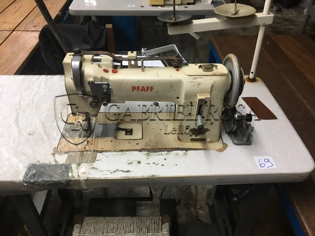 LOTE 122 - Máquina de costura