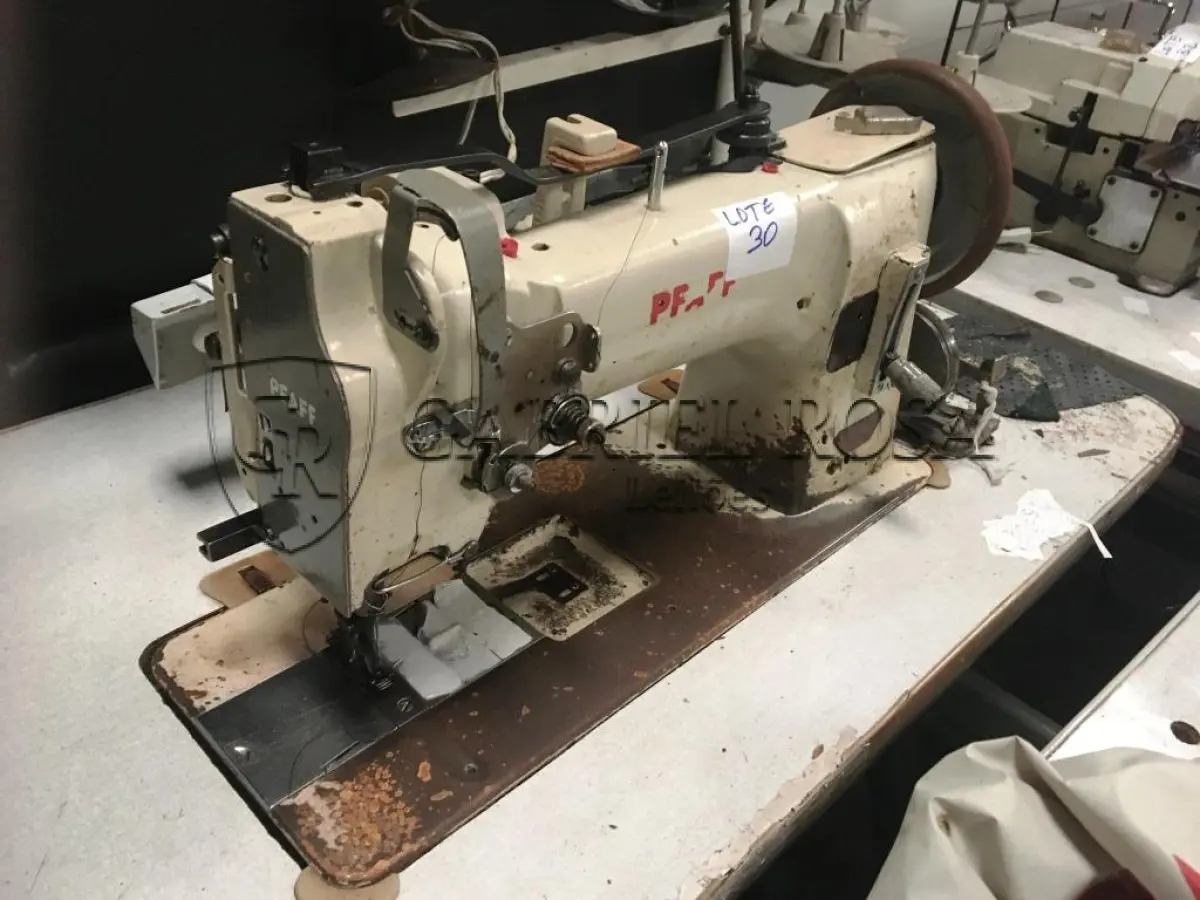 LOTE 030 - Máquinas de costura( 02 un )