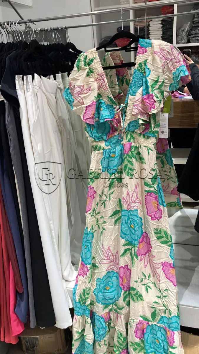 LOTE 001 - Calças Femininas, Bermudas Femininas, Blusões e Blusas de Lã,  Toucas, Camisas Femininas, Camisas Femininas Manga Longa, Macacão Feminino, Saias Femininas, Vestidos Femininos, Biquinis, Maiôs, Jaquetas de Couro Sintético, Jaqueta de  Brim Feminina, Casaco de Lã Feminino, Casacos Femininos, Camisetas Masculinas Manga Curta