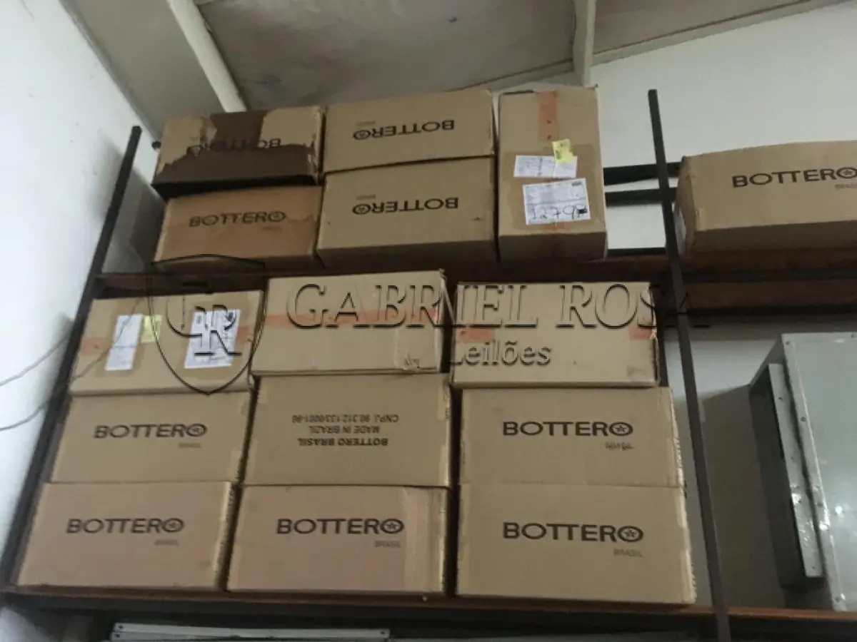 LOTE 055 - Sucata de vidro e papelão