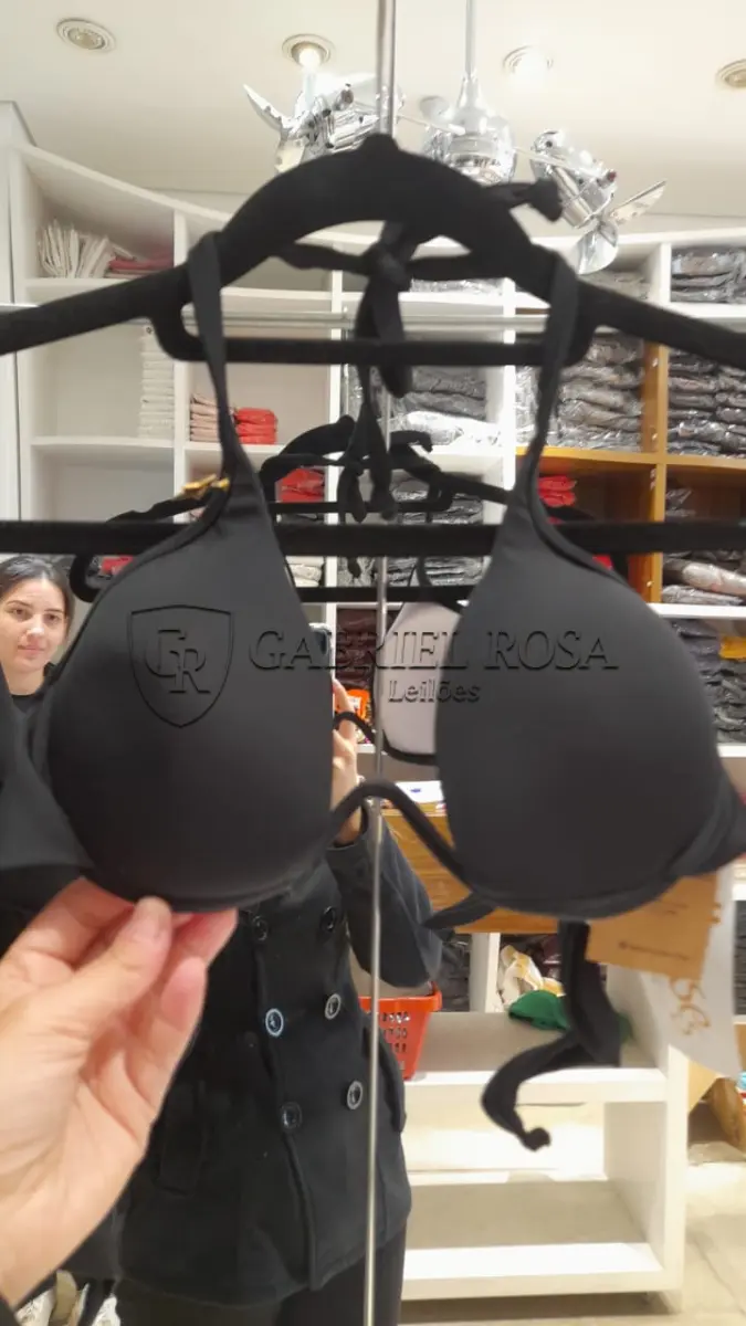 LOTE 001 - Calças Femininas, Bermudas Femininas, Blusões e Blusas de Lã,  Toucas, Camisas Femininas, Camisas Femininas Manga Longa, Macacão Feminino, Saias Femininas, Vestidos Femininos, Biquinis, Maiôs, Jaquetas de Couro Sintético, Jaqueta de  Brim Feminina, Casaco de Lã Feminino, Casacos Femininos, Camisetas Masculinas Manga Curta