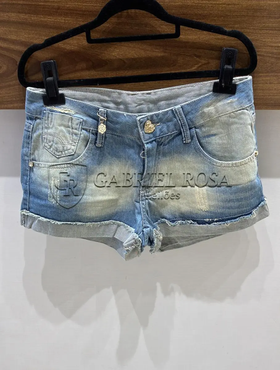 LOTE 001 - Calças Femininas, Bermudas Femininas, Blusões e Blusas de Lã,  Toucas, Camisas Femininas, Camisas Femininas Manga Longa, Macacão Feminino, Saias Femininas, Vestidos Femininos, Biquinis, Maiôs, Jaquetas de Couro Sintético, Jaqueta de  Brim Feminina, Casaco de Lã Feminino, Casacos Femininos, Camisetas Masculinas Manga Curta