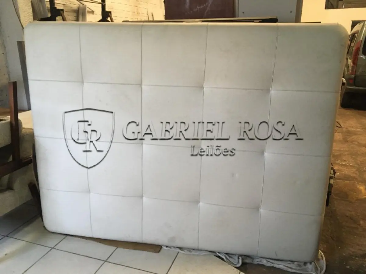 LOTE 044 - Pfuff provador em corino branco