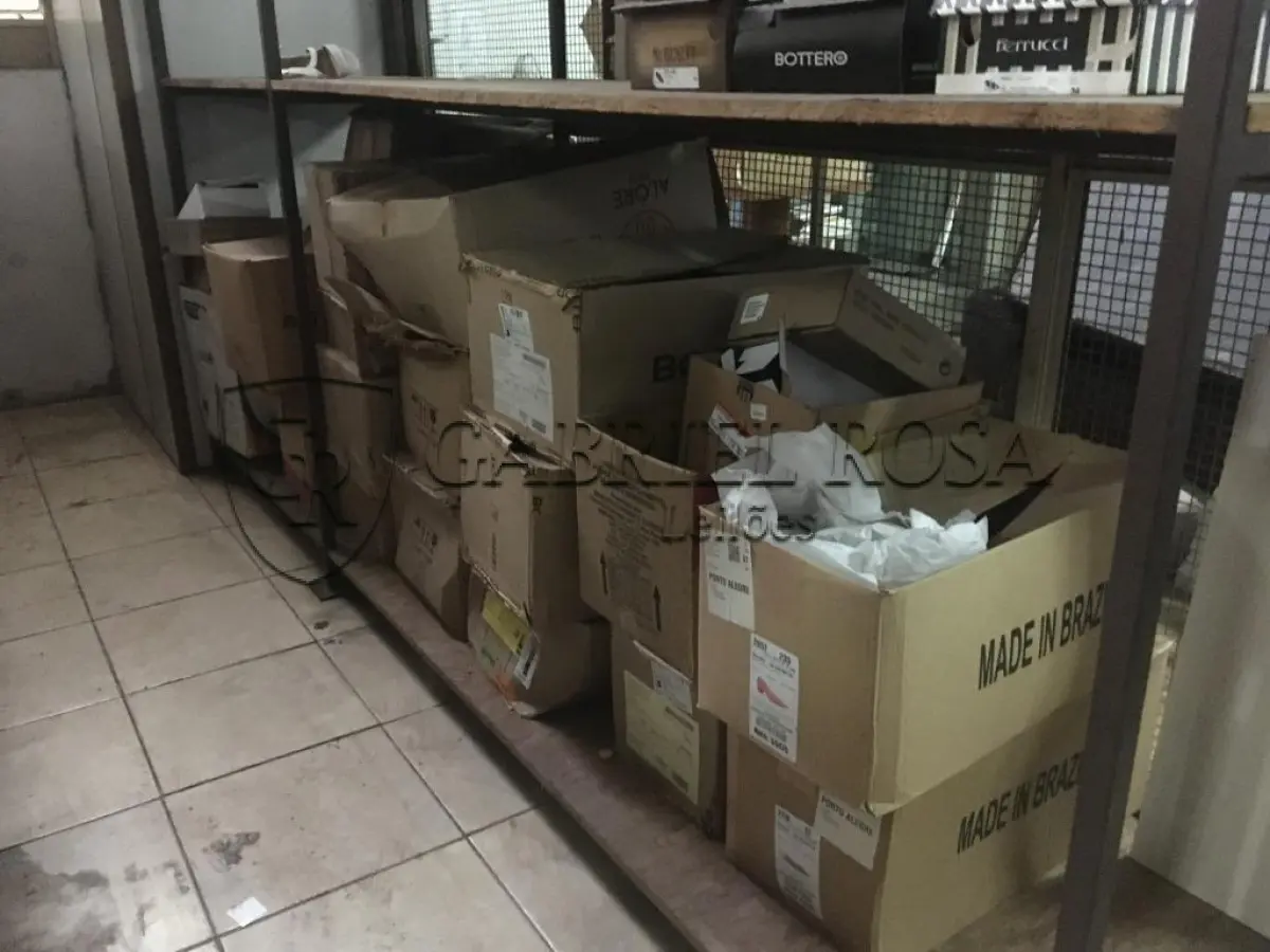 LOTE 055 - Sucata de vidro e papelão