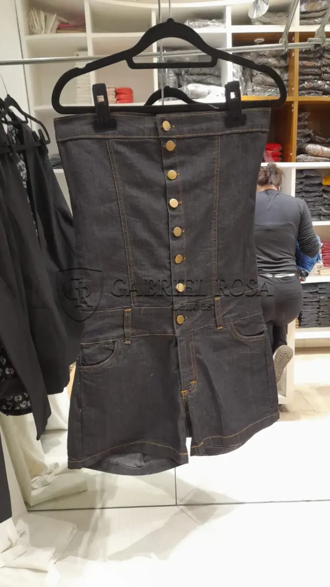 LOTE 001 - Calças Femininas, Bermudas Femininas, Blusões e Blusas de Lã,  Toucas, Camisas Femininas, Camisas Femininas Manga Longa, Macacão Feminino, Saias Femininas, Vestidos Femininos, Biquinis, Maiôs, Jaquetas de Couro Sintético, Jaqueta de  Brim Feminina, Casaco de Lã Feminino, Casacos Femininos, Camisetas Masculinas Manga Curta