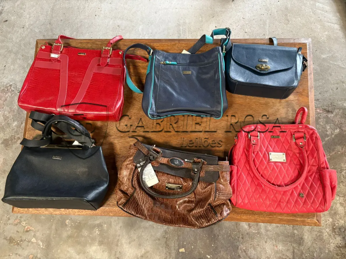 LOTE 164 - Bolsas modelos diversos( 70 un ), e Caixas de plástico