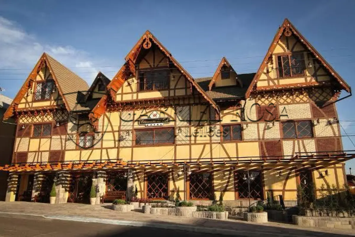 LOTE 001 - Hotel em plena atividade, com 78 apartamentos e demais dependências e instalações e o respectivo terreno com a área superficial de 1.200,00 m², situado na Rua João Carniel, nº 567, Bairro Carniel, Gramado/RS. Matrícula nº 6.832 do Registro de Imóveis da Comarca de Gramado/RS, e conforme Certidão de Construção nº 108 da Secretaria de Fazenda da Prefeitura Municipal de Gramado. NA PRIMEIRA HASTA PÚBLICA SERÃO ACEITOS LANCES A PARTIR DE 70%(setenta por cento) DA AVALIAÇÃO DO IMÓVEL.