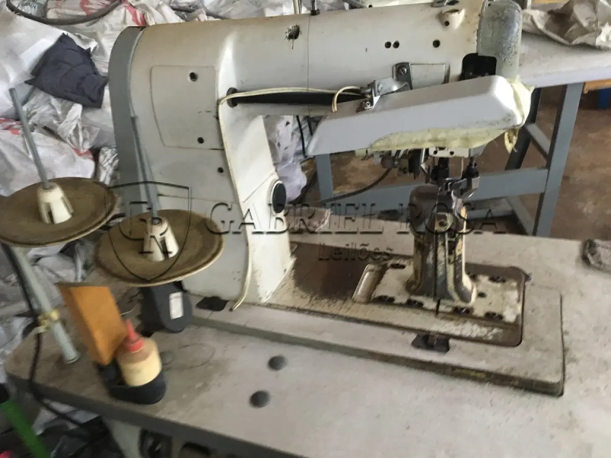 LOTE 115 - Máquina de costura