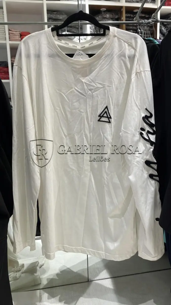 LOTE 001 - Calças Femininas, Bermudas Femininas, Blusões e Blusas de Lã,  Toucas, Camisas Femininas, Camisas Femininas Manga Longa, Macacão Feminino, Saias Femininas, Vestidos Femininos, Biquinis, Maiôs, Jaquetas de Couro Sintético, Jaqueta de  Brim Feminina, Casaco de Lã Feminino, Casacos Femininos, Camisetas Masculinas Manga Curta