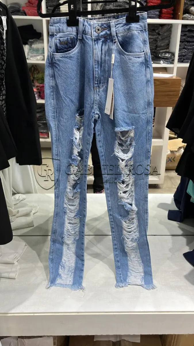 LOTE 001 - Calças Femininas, Bermudas Femininas, Blusões e Blusas de Lã,  Toucas, Camisas Femininas, Camisas Femininas Manga Longa, Macacão Feminino, Saias Femininas, Vestidos Femininos, Biquinis, Maiôs, Jaquetas de Couro Sintético, Jaqueta de  Brim Feminina, Casaco de Lã Feminino, Casacos Femininos, Camisetas Masculinas Manga Curta