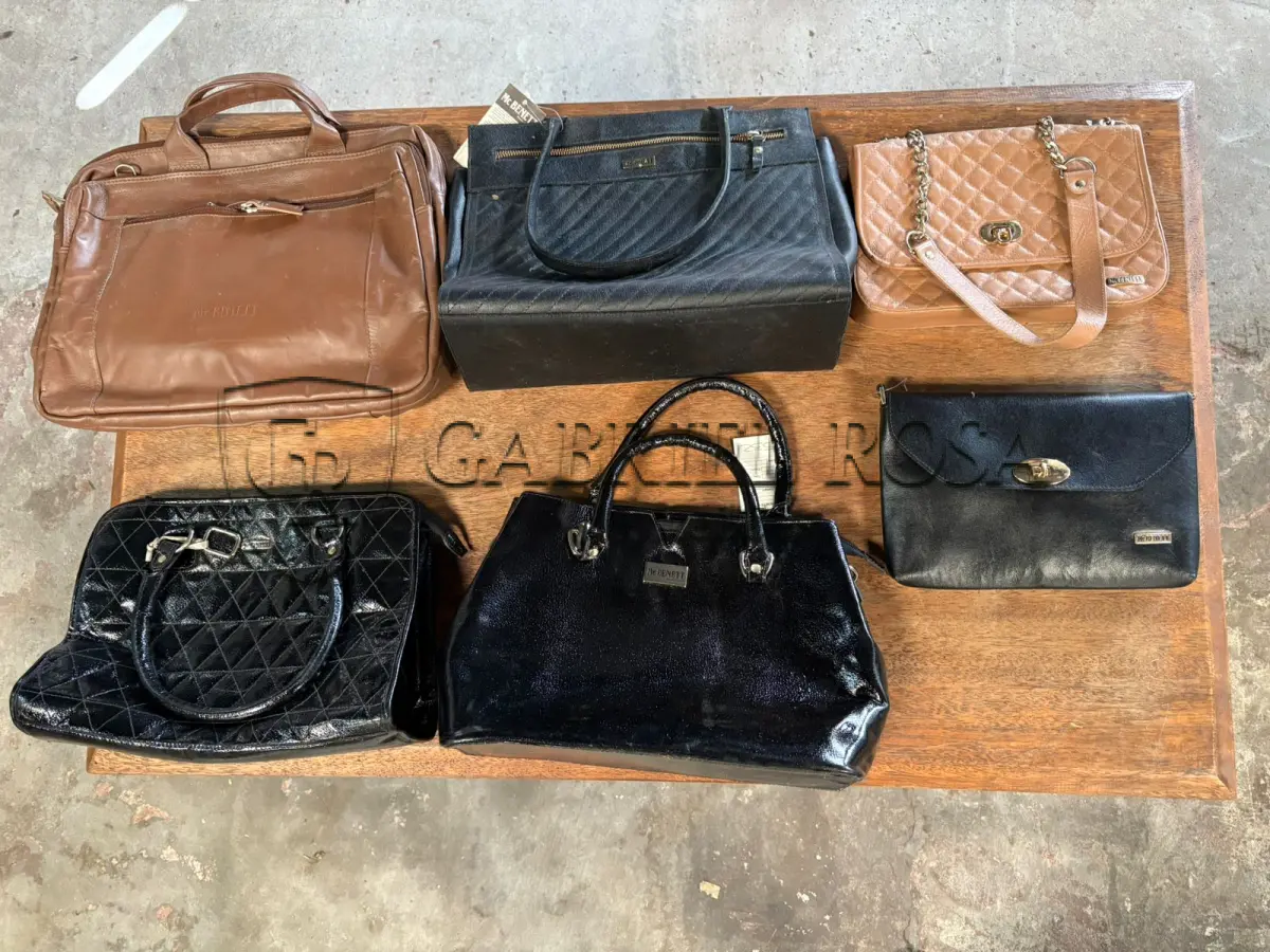 LOTE 164 - Bolsas modelos diversos( 70 un ), e Caixas de plástico
