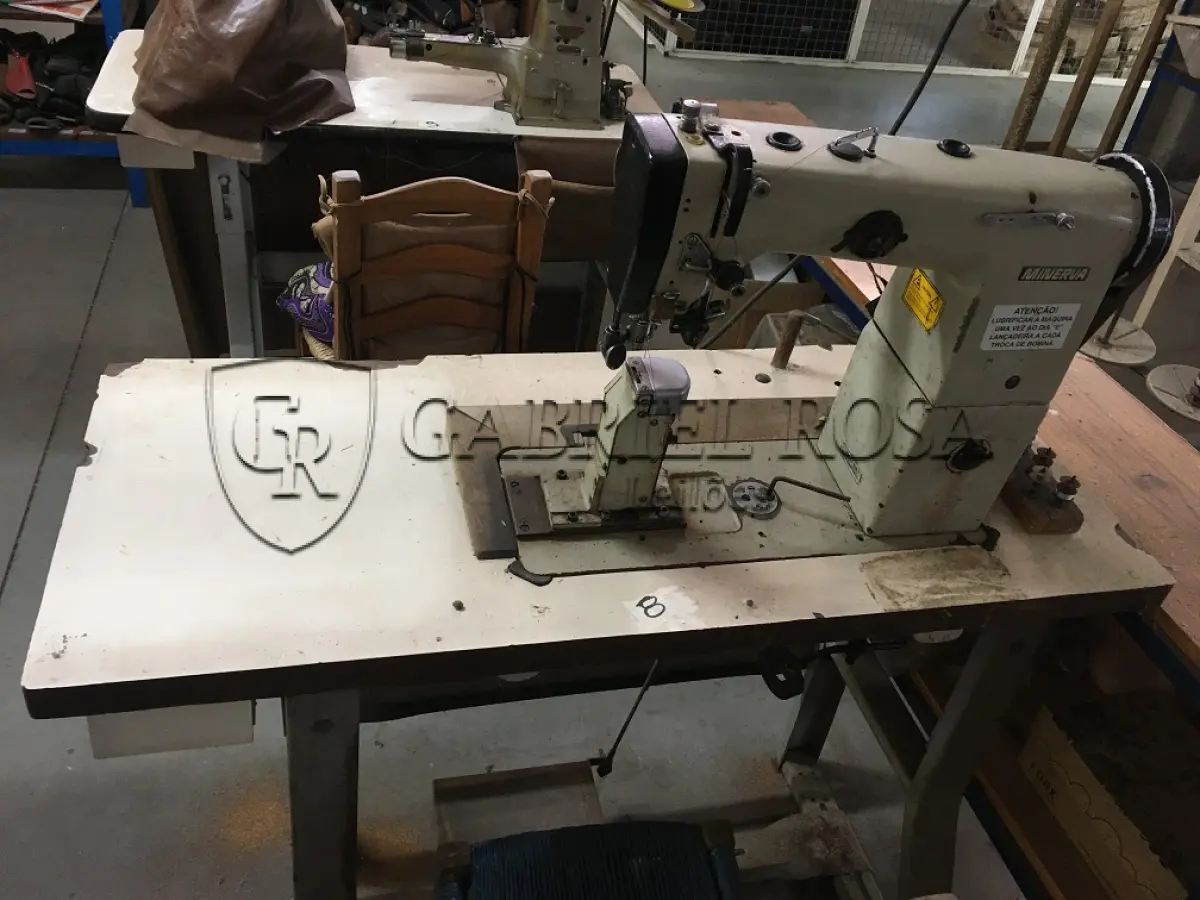 LOTE 064 - Máquina de costura