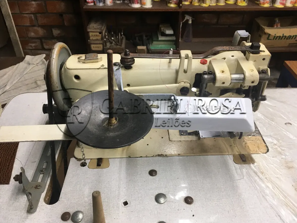 LOTE 122 - Máquina de costura