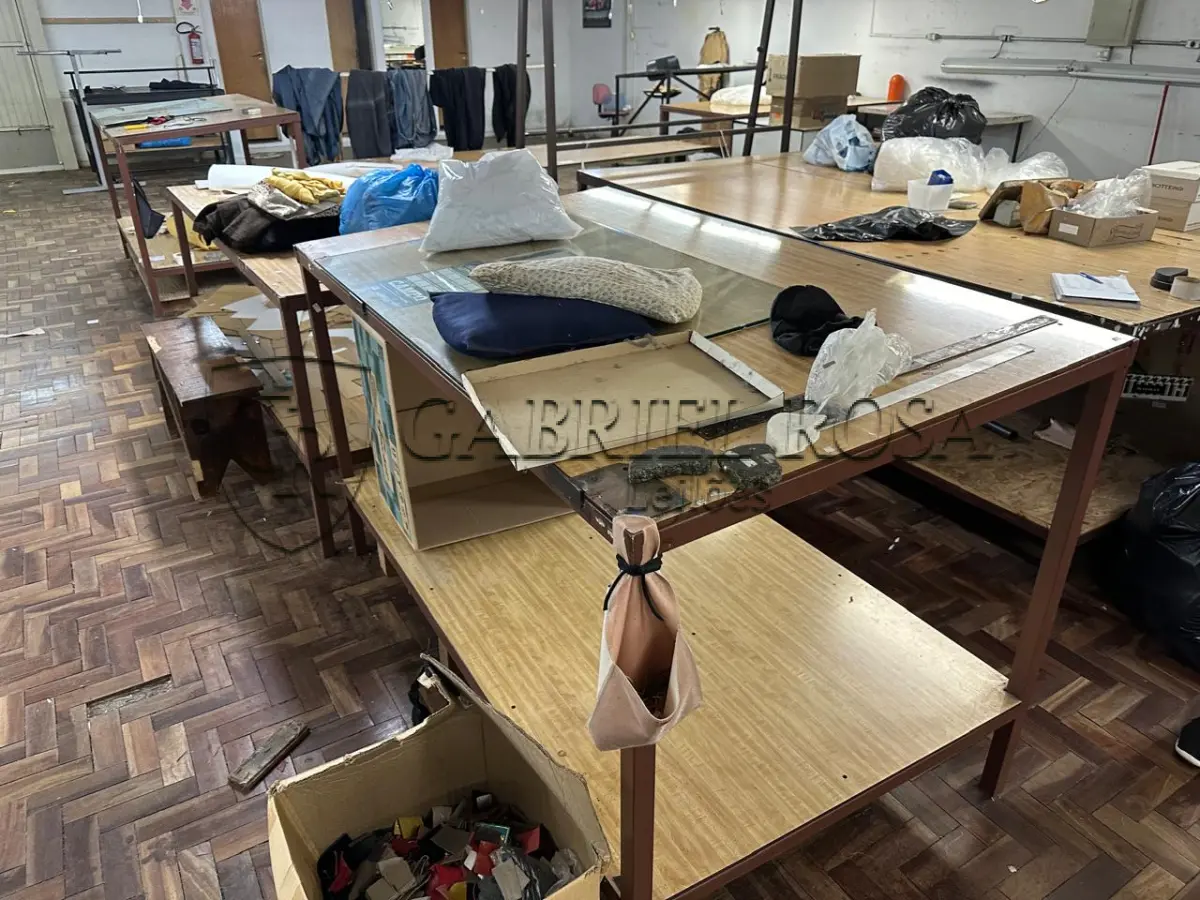 LOTE 038 - Mesas diversas( 22 un )