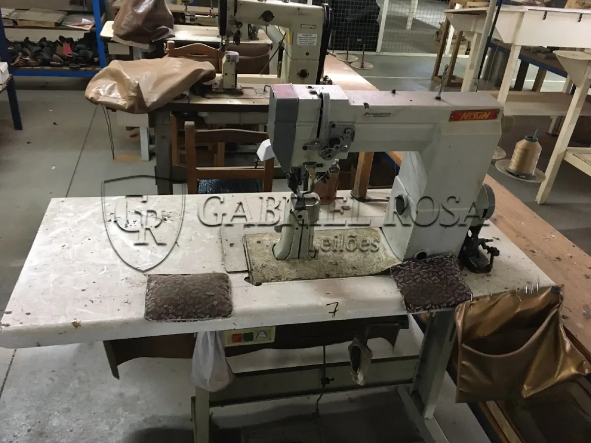 LOTE 066 - Máquina de costura