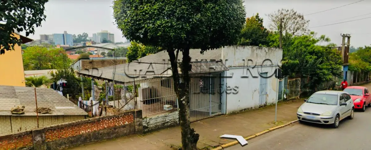 LOTE 001 - Uma casa mista de aproximadamente 48m², com padrão simples de construção e área coberta de 20m², e o respectivo terreno com 314,82 m², situada na Rua João Wendelino Hennemann, nº 579 - Bairro Rondônia - Novo Hamburgo/RS. Registrada sob matrícula nº 56.162