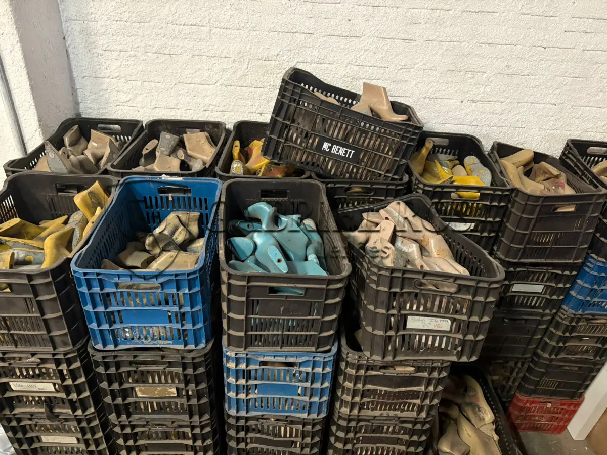 LOTE 169 - Moldes de calçados(Formas) diversos e Caixas de plástico