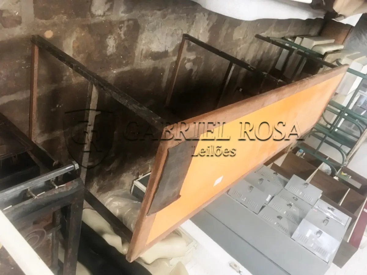 LOTE 038 - Mesas diversas( 22 un )