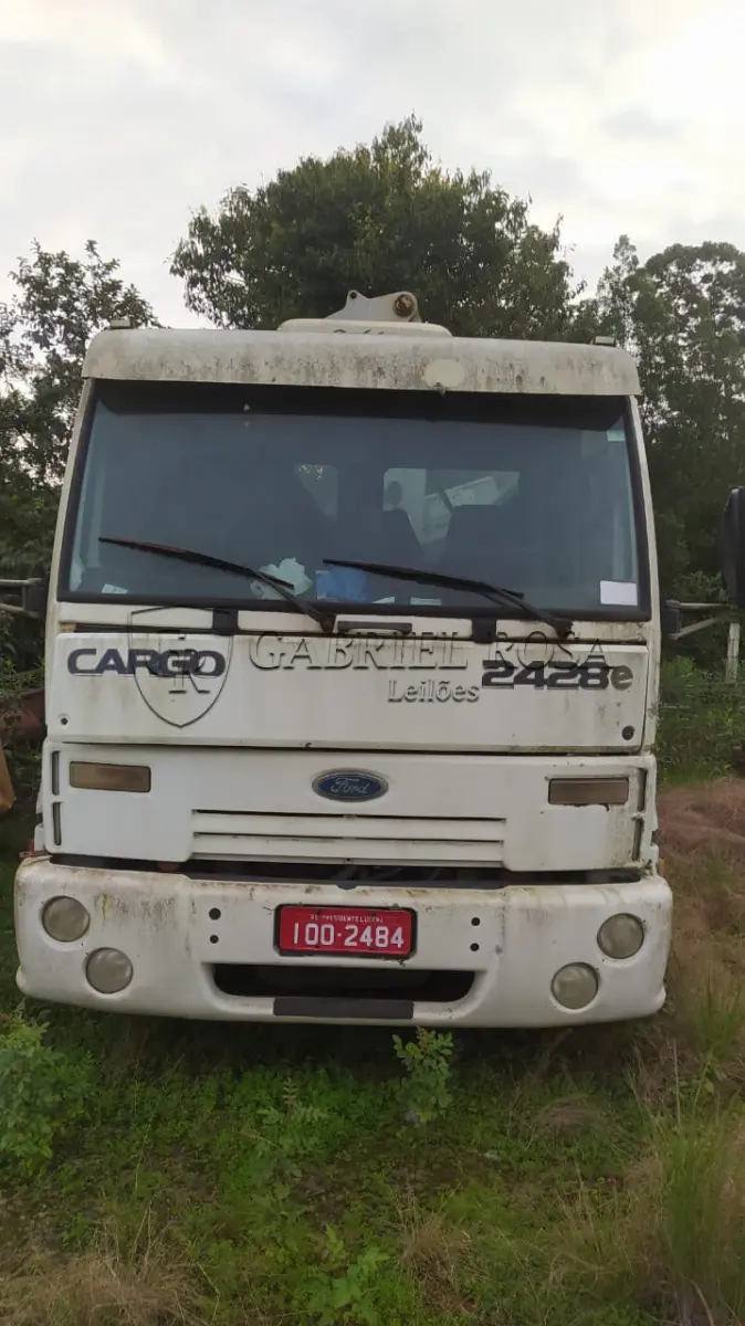 LOTE 004 - Caminhão Ford Cargo 2428 E Diesel 2008 com Guindaste Munck(marca TKA), Carroceria Aberta/Mec Operacinal, Cor Branca, Placa IOO2484. Características Especiais: Terceiro Eixo: Origem: Adaptado