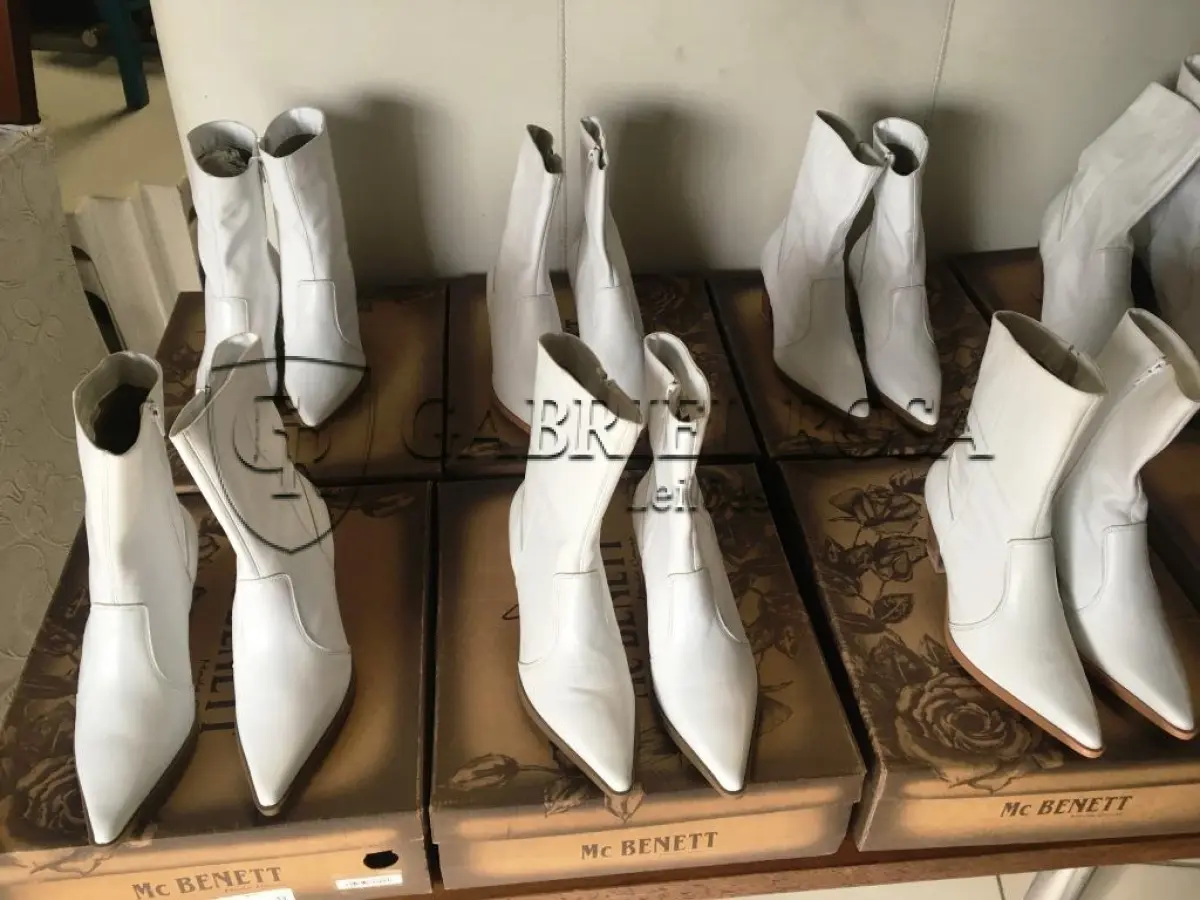 LOTE 052 - Calçados(59 pares) e acessórios diversos(181 un)