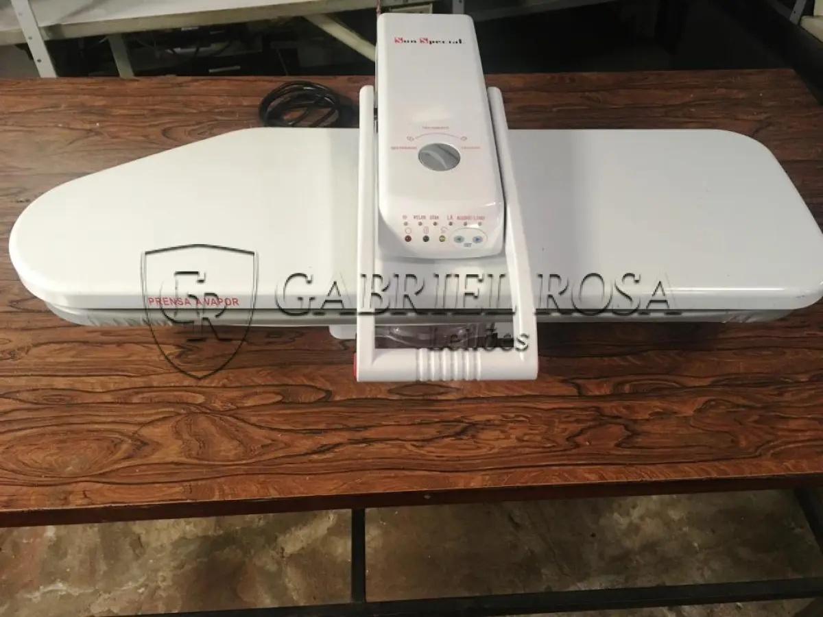 LOTE 025 - Máquina de passar roupa