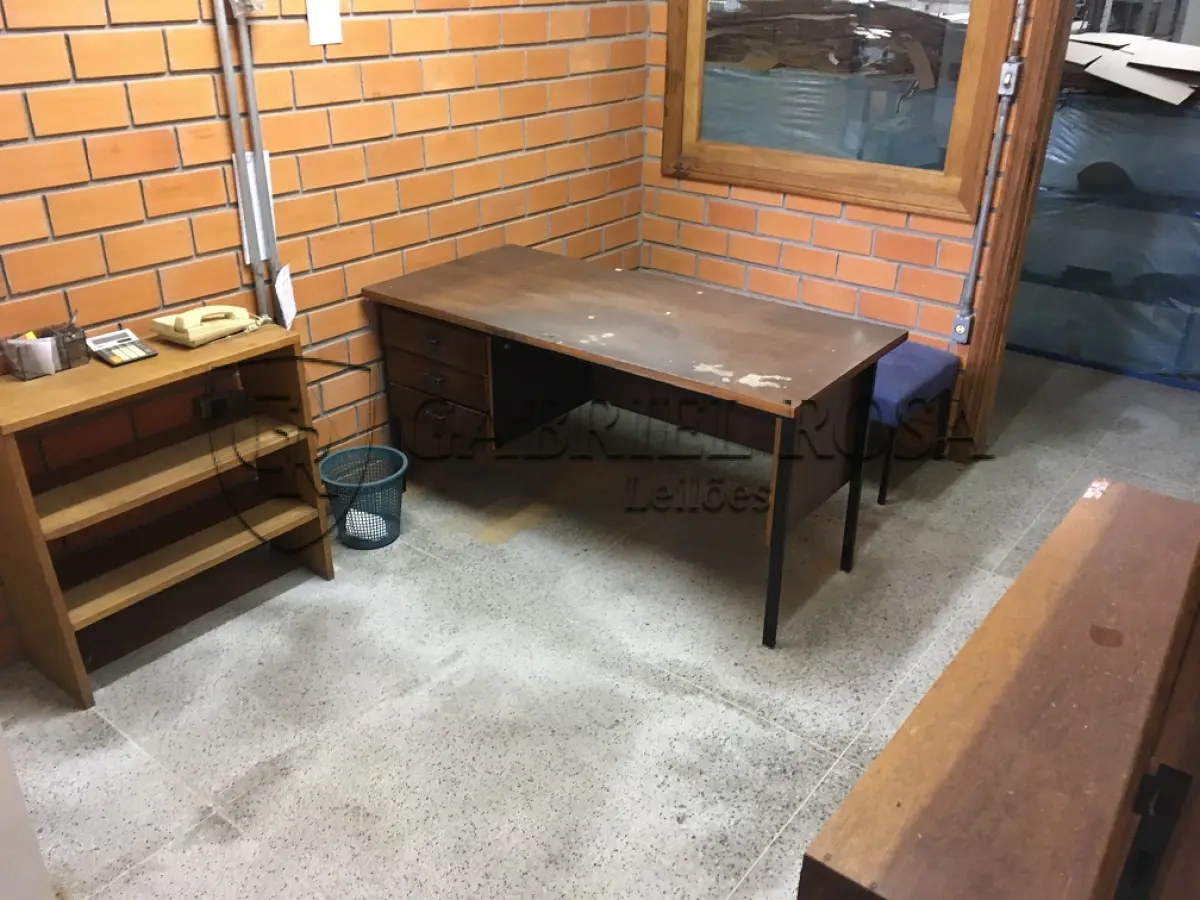 LOTE 163 - Mesas, balcões e outros( 07 un )